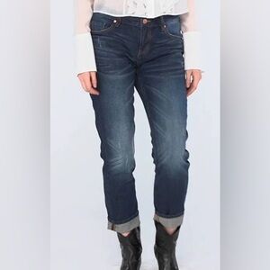 Cabi Malibu Classic Blue Women's Jeans SZ 6 med wash Lt distressed straight leg